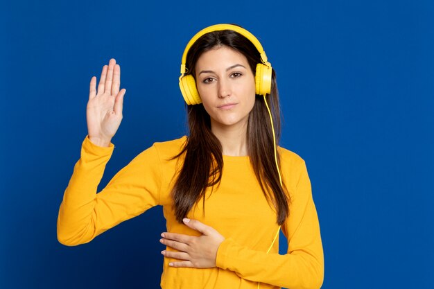 Brunette girl wearing a yellow T-shirt