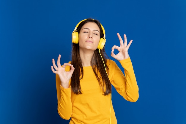 Photo brunette girl wearing a yellow t-shirt