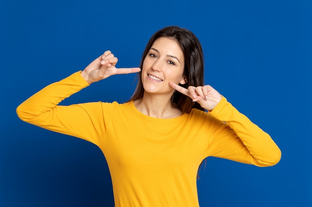 Brunette girl wearing a yellow T-shirt