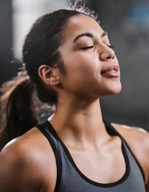 брюнетка с закрытыми глазами медитирует на тренировке йоги