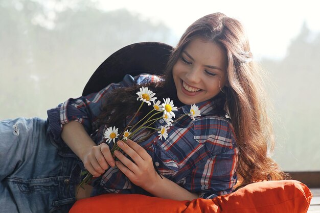 写真 素朴なスタイルの茶色の女性