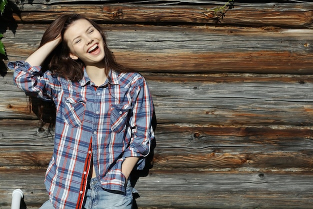 Brunette in een rustieke stijl.