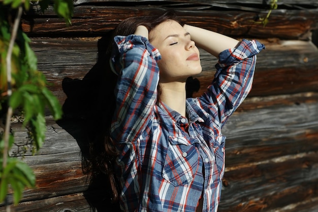 Brunette in een rustieke stijl.