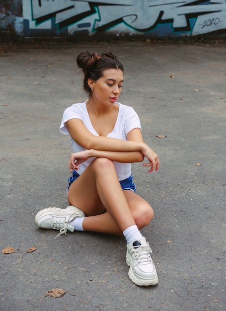 Brunette in een trainingspak