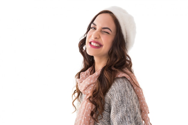 Brunette in winterkleren knipogen haar oog