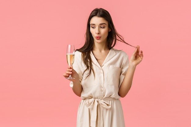 brunette meisje houdt van champagne glas