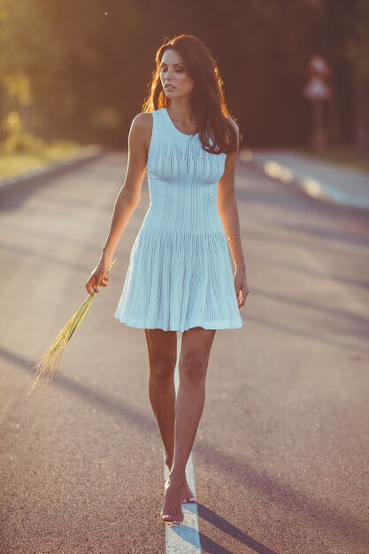 Brunette meisje in witte jurk