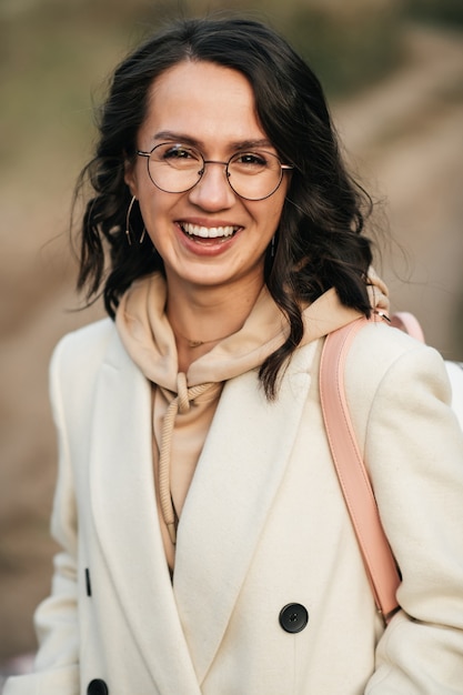 brunette meisje met rugzak op het bospad