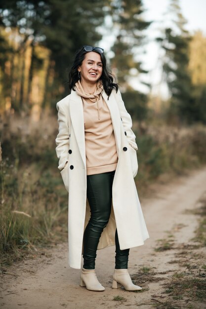 Foto brunette meisje met rugzak op het bospad