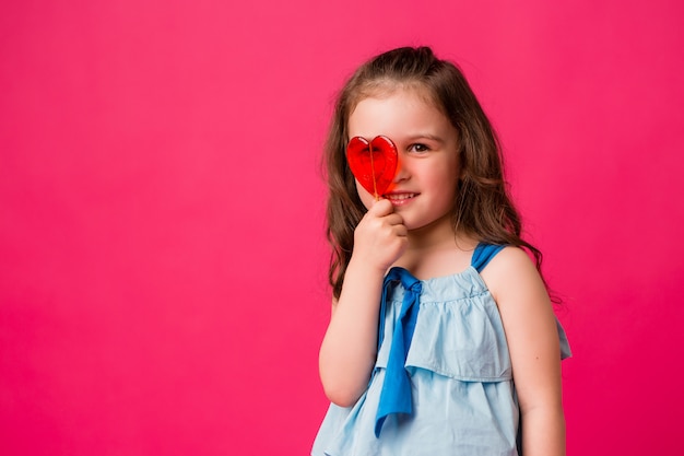 brunette meisje op roze achtergrond glimlachen