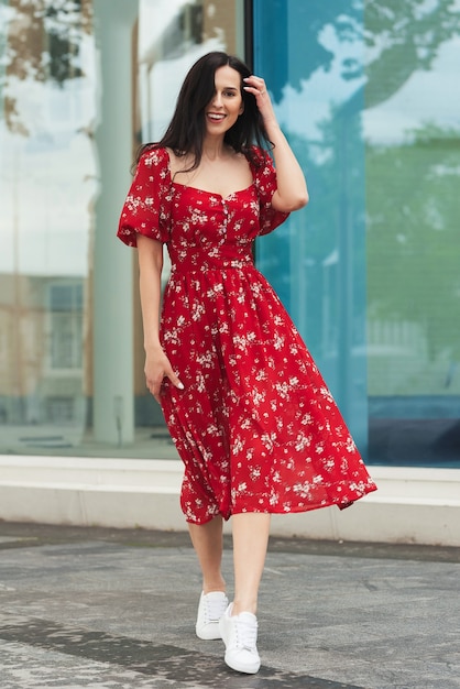 brunette meisje poseren op straat vrij mooie zakenvrouw in elegante jurk stad achtergrond