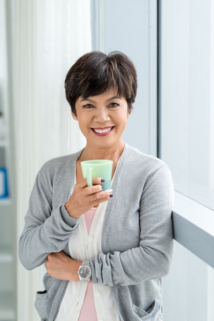 Brunette met een kopje koffie