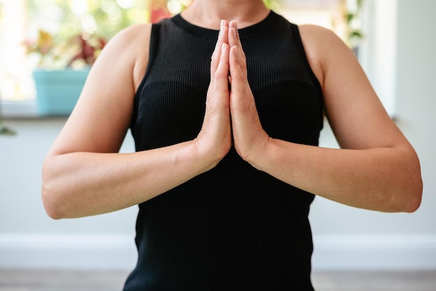 ブルネットの中年女性が自宅でエクササイズマットでヨガ瞑想をしています 精神的健康 平和な女性は心のバランスを瞑想します 自分のための時間 ストレス緩和 メディエーション 心の満足の概念