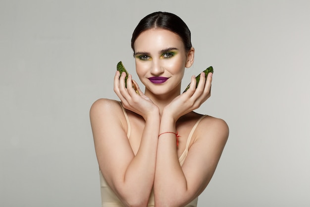 brunette poseren met plakjes avocado