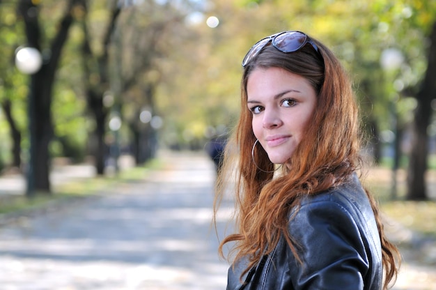 brunette Schattige jonge vrouw poseren buiten in de natuur