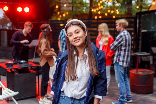 Brunette stijlvol meisje dansend op een verjaardagsfeestje met haar vrienden