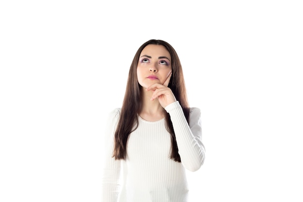 Brunette tiener meisje met paarse make-up geïsoleerd op een witte achtergrond