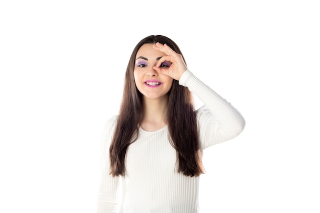 Brunette tiener meisje met paarse make-up geïsoleerd op een witte achtergrond