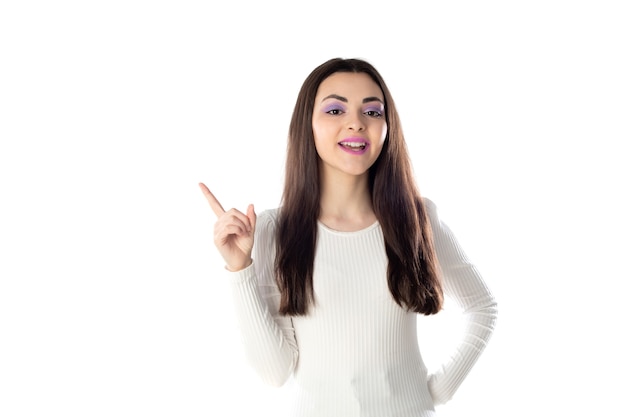 Brunette tiener meisje met paarse make-up geïsoleerd op een witte achtergrond
