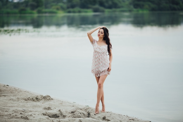 Brunette vrouw draagt ​​een bloemen jurk