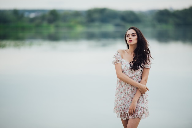 Brunette vrouw draagt ​​een bloemen jurk