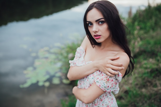 Brunette vrouw draagt ​​een bloemen jurk