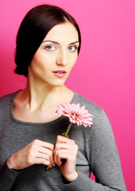 Brunette vrouw met bloemen