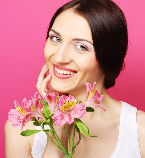 Brunette vrouw met bloemen