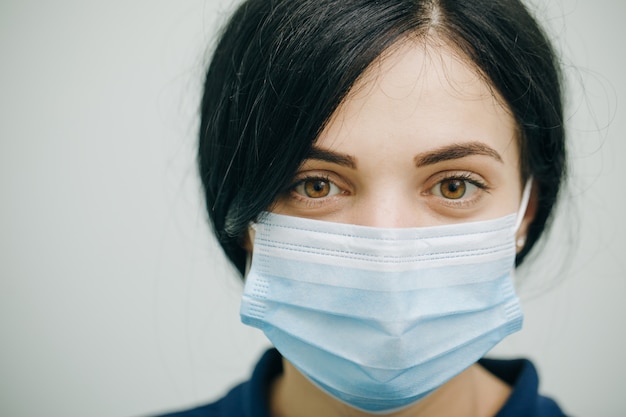 Brunette vrouw met een beschermend masker