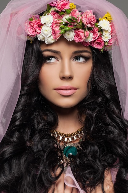 Brunette vrouw met make-up en bloemen kapsel vrouwelijk gezicht close-up