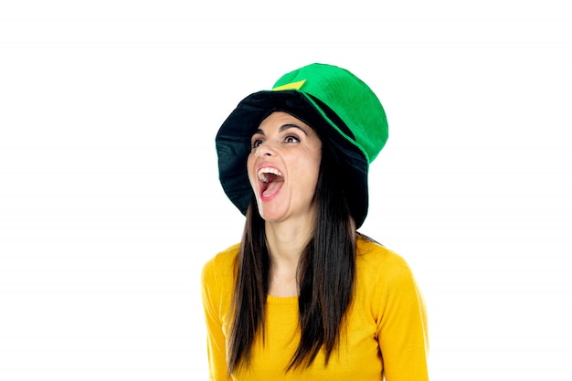 Brunette vrouw met Saint Patrick Day Hat