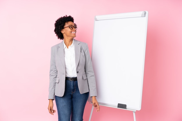 brunette vrouw met whiteboard