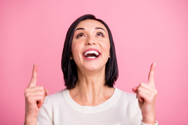 brunette vrouw met witte trui geïsoleerd op roze