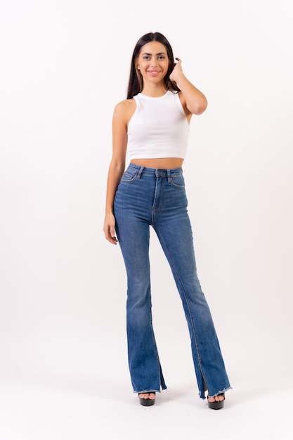 Brunette vrouw op een witte achtergrond casting studio shots portret in witte t-shirt glimlachen