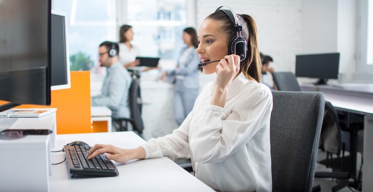 Foto brunette vrouwelijke klantenservice vertegenwoordiger in een headset consulting klanten online call center zakenlieden en technologie concept