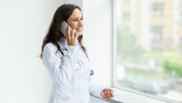 Photo brunette woman doctor have phone conversation at clinic