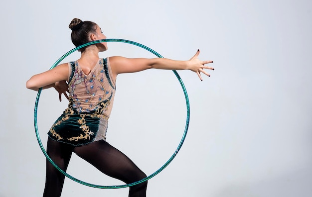 Photo brunette woman doing exercise with a hulahoop fitness woman