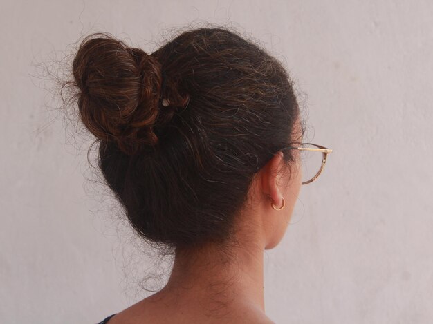 Photo brunette woman from the back showing her hair