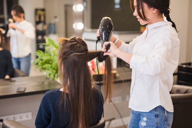 Photo brunette woman getting her hair done