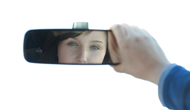 Photo brunette woman looking in the rear-view mirror