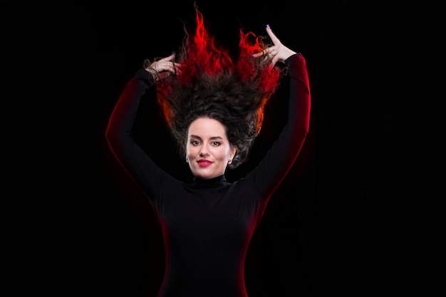 Foto la donna bruna ha scompigliato i capelli, che sono evidenziati in rosso.