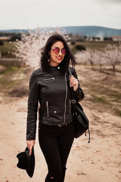 Photo brunette woman with leather jacket