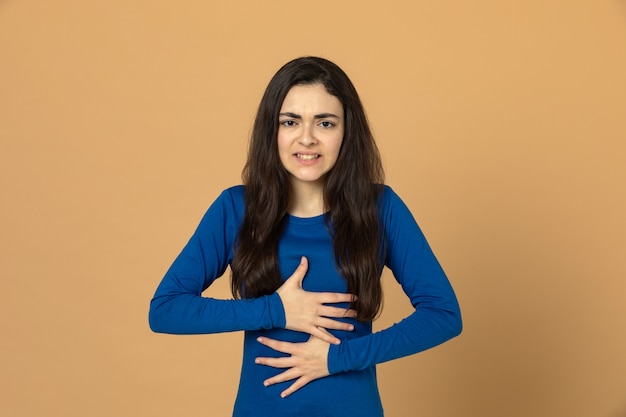 Photo brunette young girl wearing blue sweatshirt