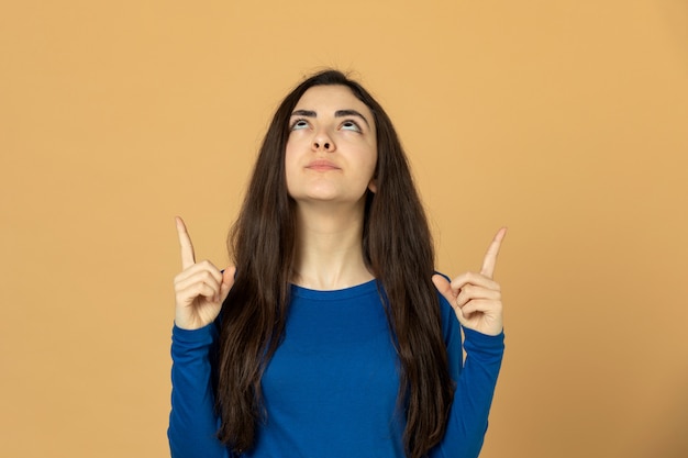 Photo brunette young girl wearing blue sweatshirt