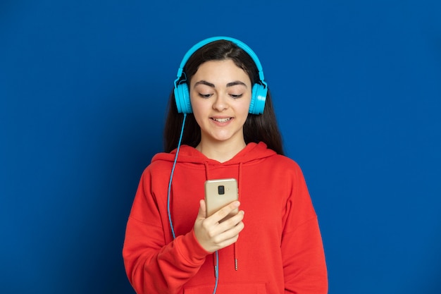 Ragazza del brunette che porta felpa rossa