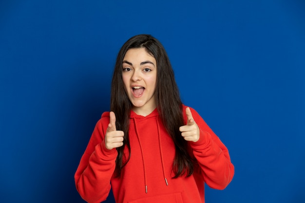 Ragazza del brunette che porta felpa rossa