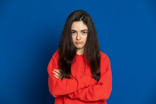 Ragazza del brunette che porta felpa rossa