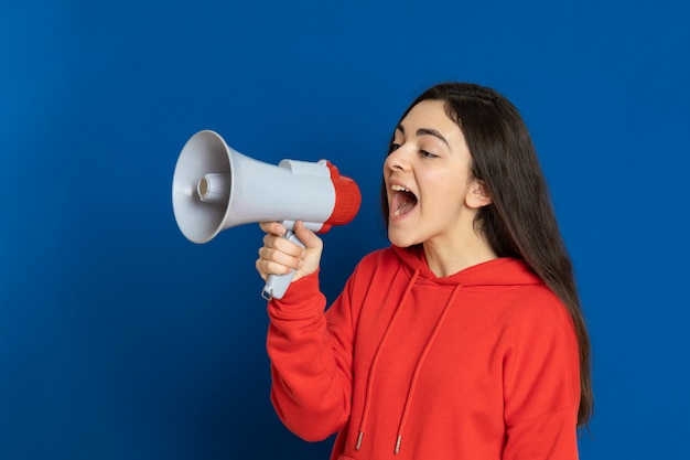 Ragazza del brunette che porta felpa rossa