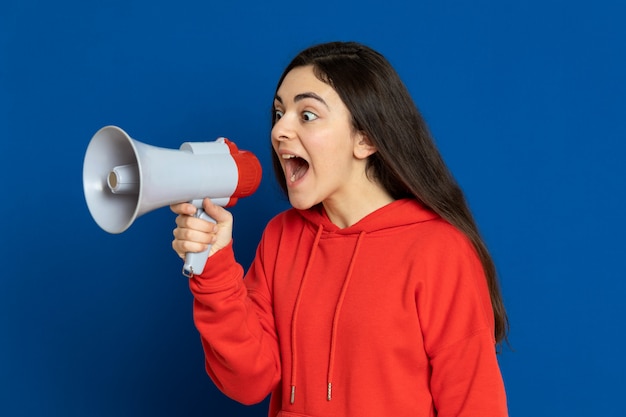 Ragazza del brunette che porta felpa rossa