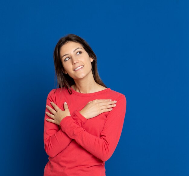 赤いTシャツを着ているブルネットの若い女性